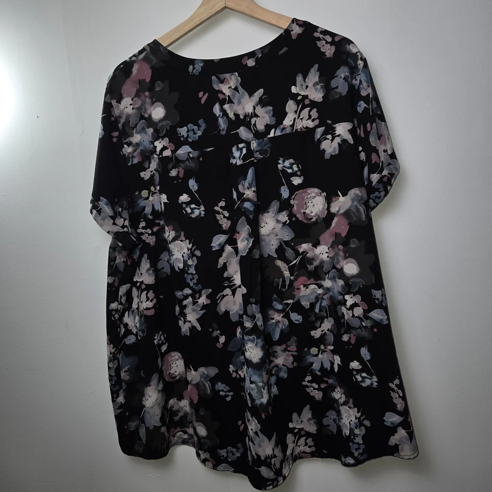 3 For $60. Simply Vera Vera Wang Black Floral Blouse - Picture 4 of 11